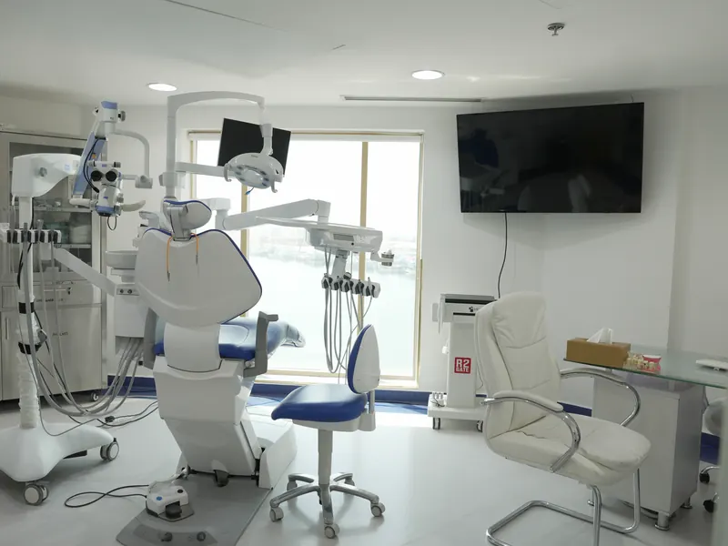 Dental treatment room with a dental microscope
